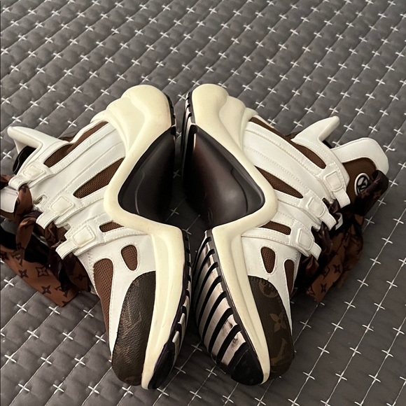 LVuitton Logo Ladies Hi Top Sneakers Size 11 Logo on Laces & Leather  see photos - Picture 6 of 8